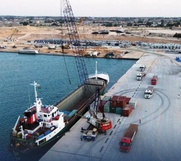 سفينة "لتوف" التركية ترسو في ميناء المنطقة الحرة سرت بحمولة تقارب الألف طن