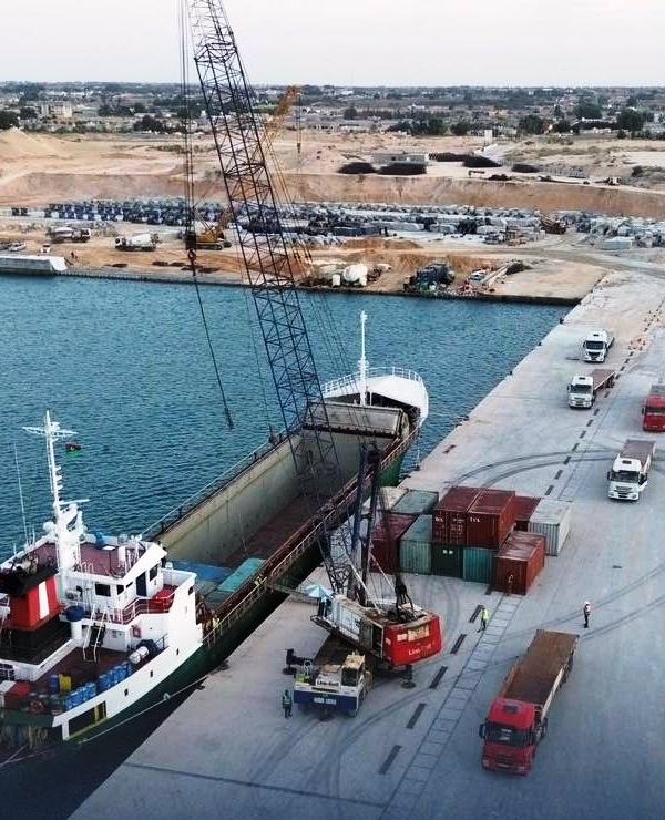 سفينة "لتوف" التركية ترسو في ميناء المنطقة الحرة سرت بحمولة تقارب الألف طن