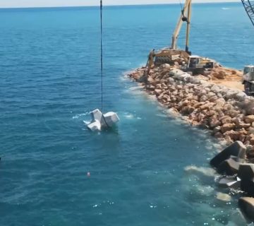 حوض ميناء سرت يتعزز بكتل "أكروبود" بأوزان 25 طناً لحماية حوضه البحري