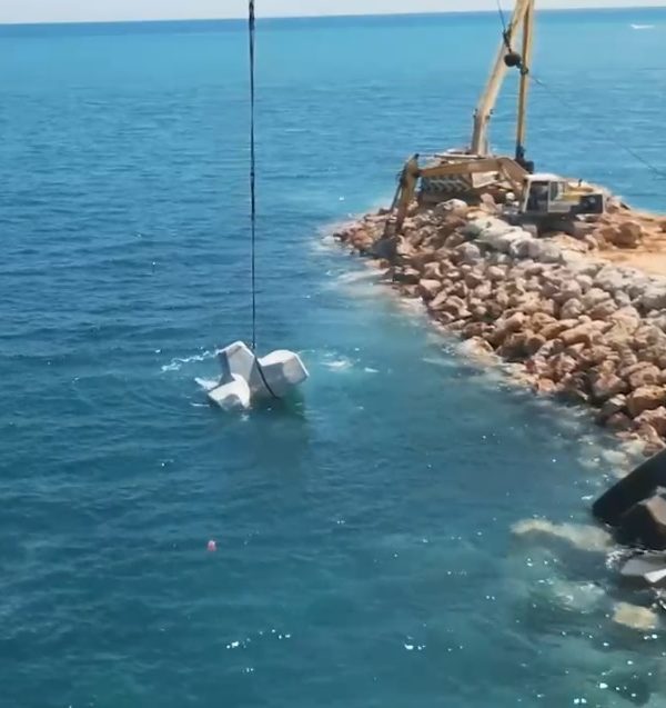 حوض ميناء سرت يتعزز بكتل "أكروبود" بأوزان 25 طناً لحماية حوضه البحري