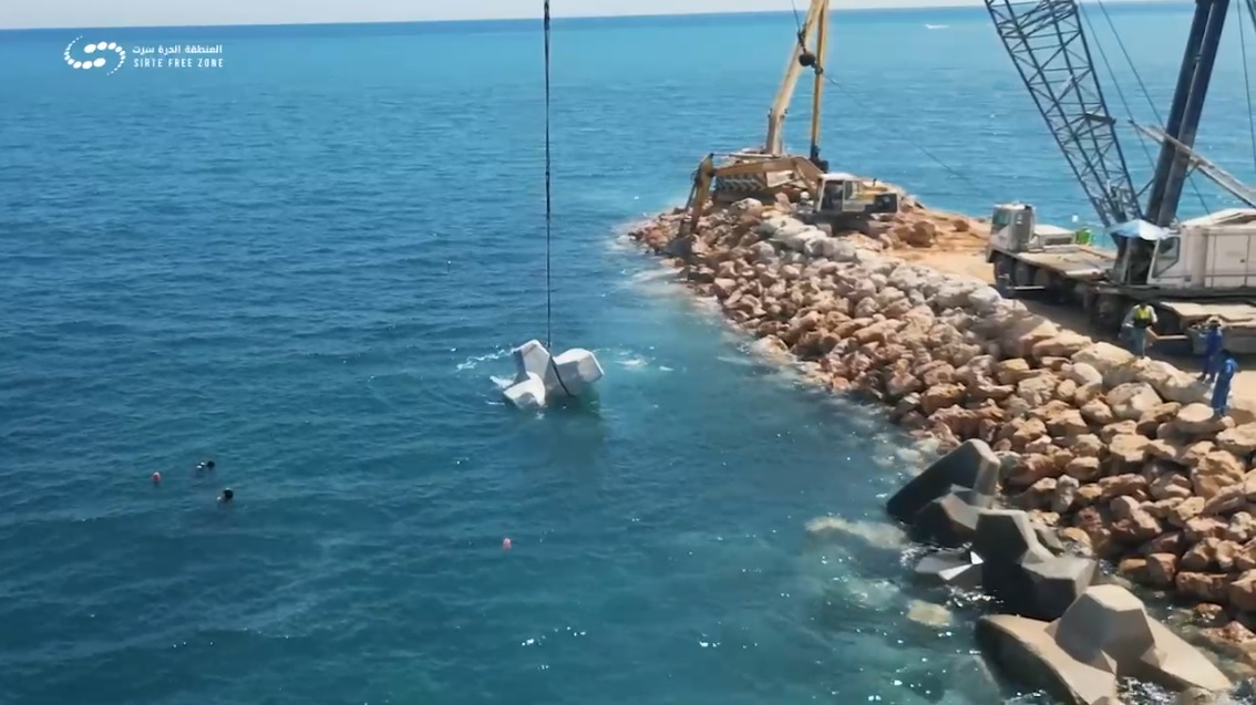 حوض ميناء سرت يتعزز بكتل "أكروبود" بأوزان 25 طناً لحماية حوضه البحري