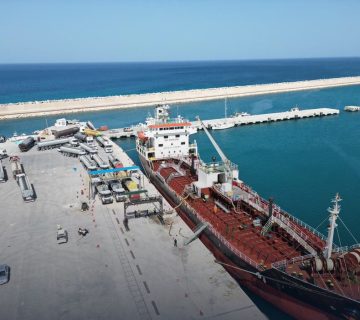 تواصل تفريغ حمولة السفينة وايت سكاي في ميناء المنطقة لليوم الثاني على التوالي