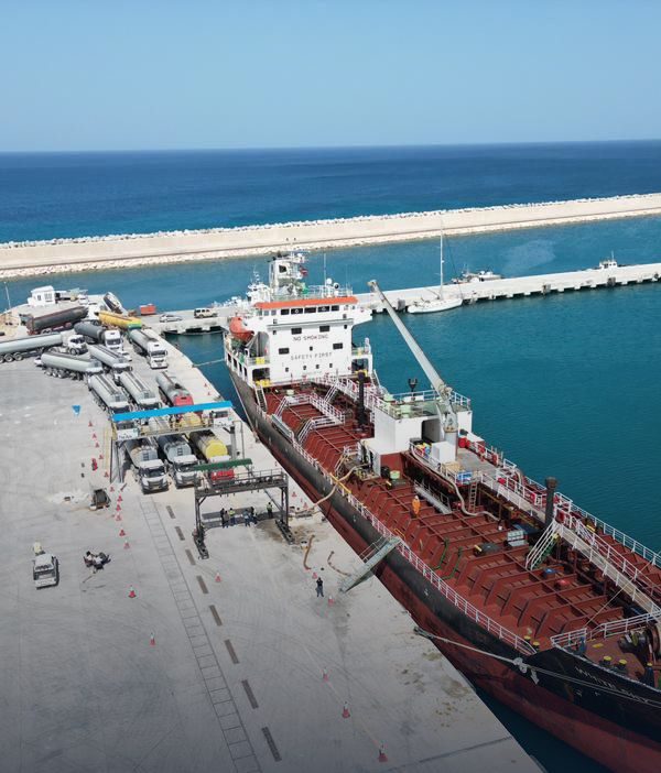 تواصل تفريغ حمولة السفينة وايت سكاي في ميناء المنطقة لليوم الثاني على التوالي