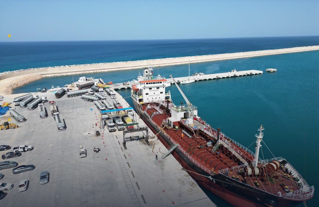 تواصل تفريغ حمولة السفينة وايت سكاي في ميناء المنطقة لليوم الثاني على التوالي